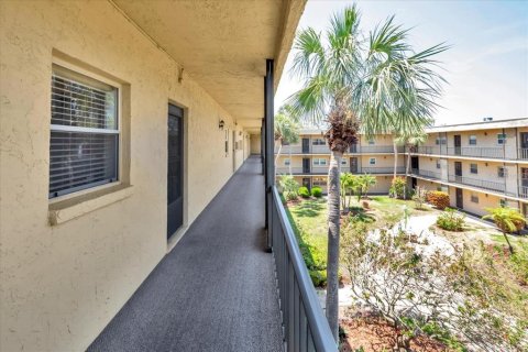 Condo in Largo, Florida, 1 bedroom  № 1812822 - photo 2