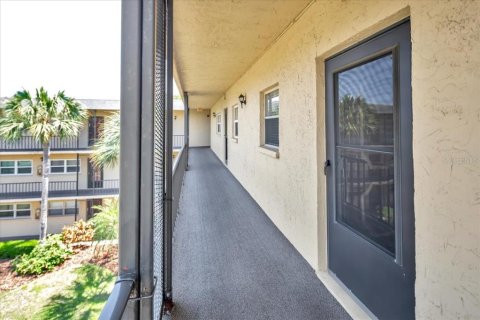 Condo in Largo, Florida, 1 bedroom  № 1812822 - photo 3