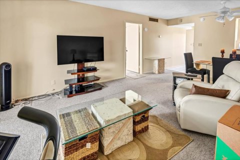 Condo in Largo, Florida, 1 bedroom  № 1812822 - photo 11