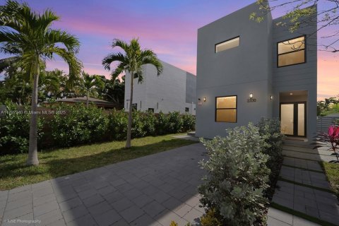 Villa ou maison à vendre à Miami, Floride: 4 chambres, 240.99 m2 № 1738294 - photo 2