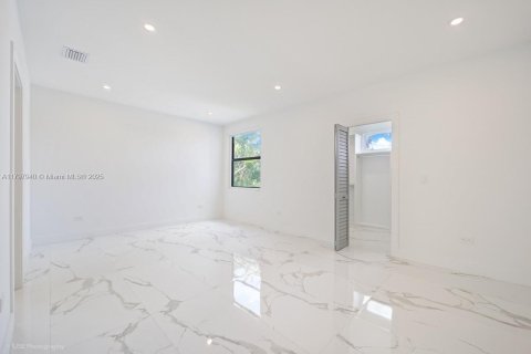 Villa ou maison à vendre à Miami, Floride: 4 chambres, 240.99 m2 № 1738294 - photo 12