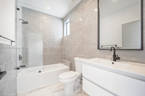 Villa ou maison à vendre à Miami, Floride: 4 chambres, 240.99 m2 № 1738294 - photo 16