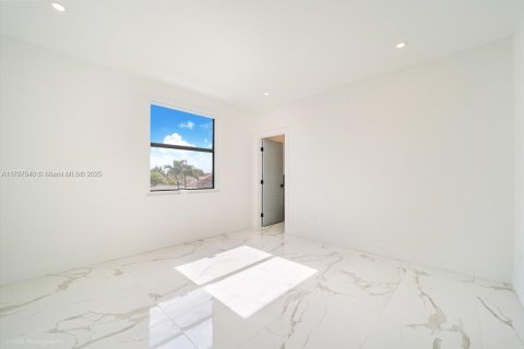 Villa ou maison à vendre à Miami, Floride: 4 chambres, 240.99 m2 № 1738294 - photo 15