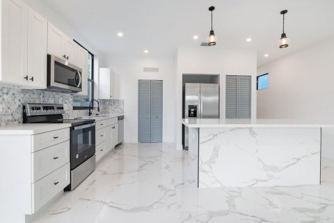 Villa ou maison à vendre à Miami, Floride: 4 chambres, 240.99 m2 № 1738294 - photo 9