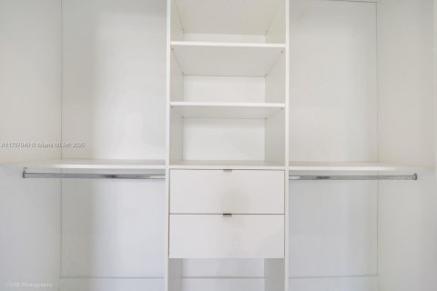 Villa ou maison à vendre à Miami, Floride: 4 chambres, 240.99 m2 № 1738294 - photo 17
