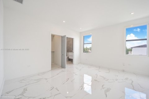 Villa ou maison à vendre à Miami, Floride: 4 chambres, 240.99 m2 № 1738294 - photo 11
