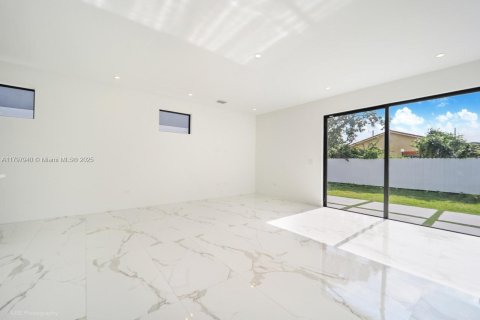 Villa ou maison à vendre à Miami, Floride: 4 chambres, 240.99 m2 № 1738294 - photo 10