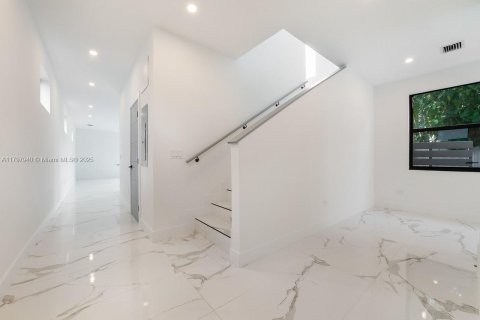 Villa ou maison à vendre à Miami, Floride: 4 chambres, 240.99 m2 № 1738294 - photo 5