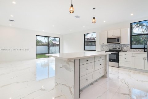 Villa ou maison à vendre à Miami, Floride: 4 chambres, 240.99 m2 № 1738294 - photo 7