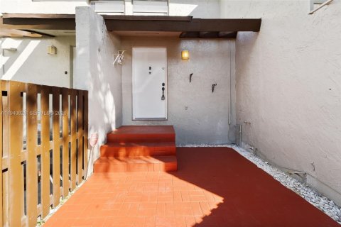 Condo in Miami, Florida, 3 bedrooms № 1998016 - photo 2