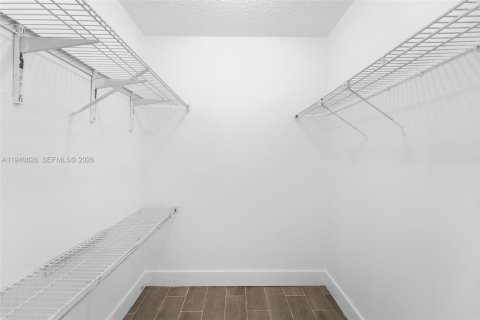 Condo in Miami, Florida, 3 bedrooms № 1998016 - photo 11