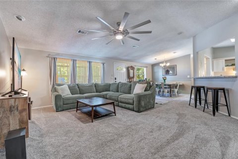 House in Lady Lake, Florida 3 bedrooms, 140.47 sq.m. № 2410075 - photo 6