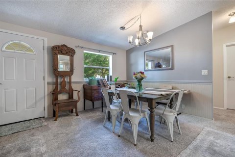 House in Lady Lake, Florida 3 bedrooms, 140.47 sq.m. № 2410075 - photo 7