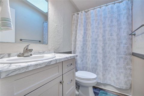 House in Lady Lake, Florida 3 bedrooms, 140.47 sq.m. № 2410075 - photo 17