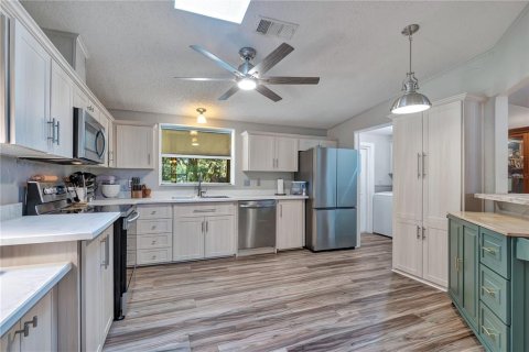 House in Lady Lake, Florida 3 bedrooms, 140.47 sq.m. № 2410075 - photo 12
