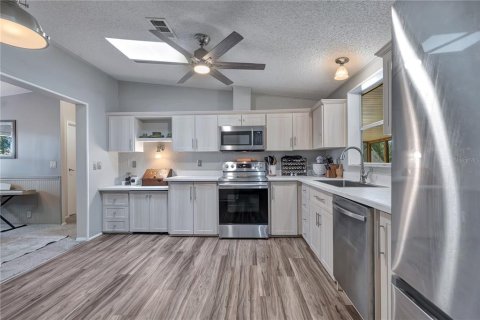 House in Lady Lake, Florida 3 bedrooms, 140.47 sq.m. № 2410075 - photo 10