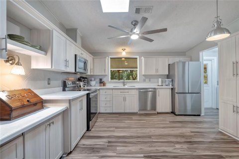 House in Lady Lake, Florida 3 bedrooms, 140.47 sq.m. № 2410075 - photo 11
