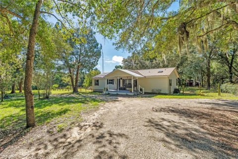 House in Lady Lake, Florida 3 bedrooms, 140.47 sq.m. № 2410075 - photo 2