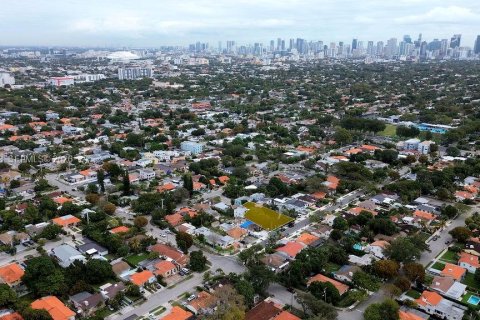 House in Miami, Florida 8 bedrooms, 462.84 sq.m. № 2019597