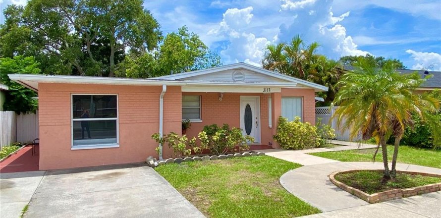 House in Tampa, Florida 3 bedrooms, 144.74 sq.m. № 1771304