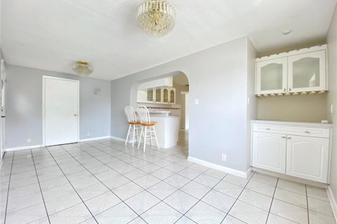 House in Tampa, Florida 3 bedrooms, 144.74 sq.m. № 1771304 - photo 2