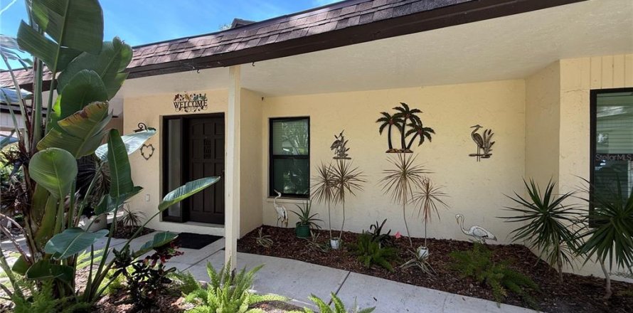 House in Sarasota, Florida 2 bedrooms, 109.35 sq.m. № 2233804