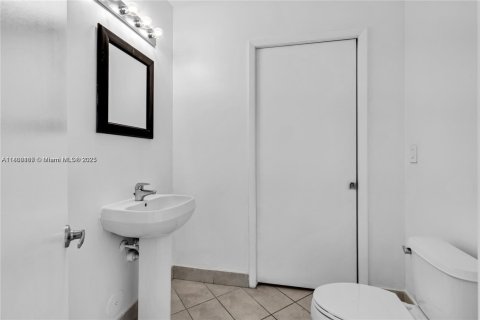 Condominio en alquiler en Miami, Florida, 2 dormitorios, 108.51 m2 № 1748338 - foto 13