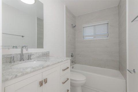 Casa en venta en Oakland Park, Florida, 3 dormitorios, 124.21 m2 № 1891779 - foto 9