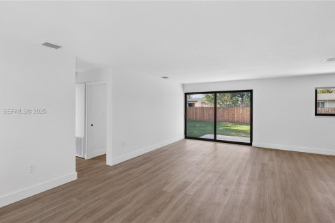 Villa ou maison à vendre à Miami, Floride: 4 chambres № 2035147 - photo 4