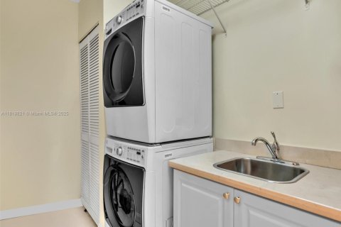 Купить таунхаус в Санни-Айлс-Бич, Флорида 3 спальни, 350.61м2, № 1937429 - фото 21