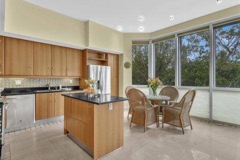 Купить таунхаус в Санни-Айлс-Бич, Флорида 3 спальни, 350.61м2, № 1937429 - фото 10