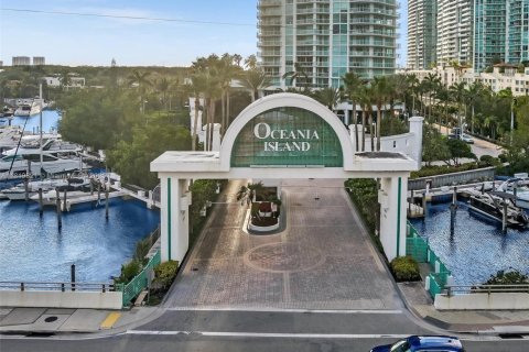 Купить таунхаус в Санни-Айлс-Бич, Флорида 3 спальни, 350.61м2, № 1937429 - фото 1