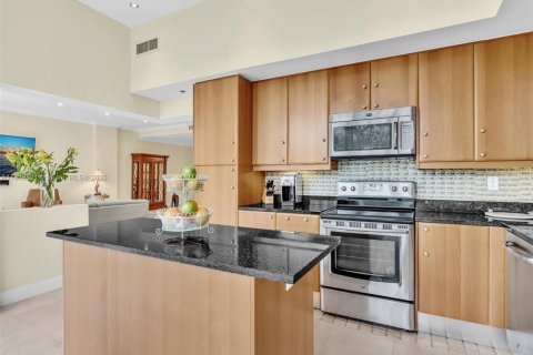 Купить таунхаус в Санни-Айлс-Бич, Флорида 3 спальни, 350.61м2, № 1937429 - фото 15