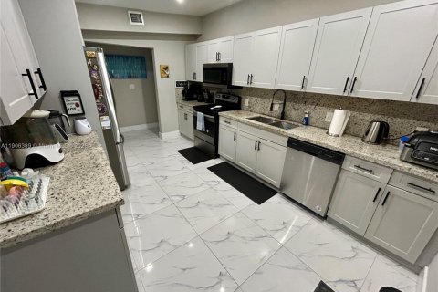 House in North Miami, Florida 4 bedrooms, 169.27 sq.m. № 1956933 - photo 9