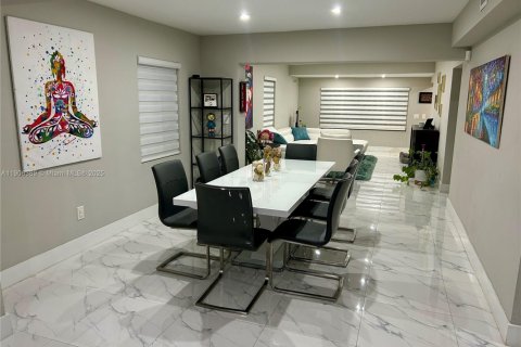 House in North Miami, Florida 4 bedrooms, 169.27 sq.m. № 1956933 - photo 5