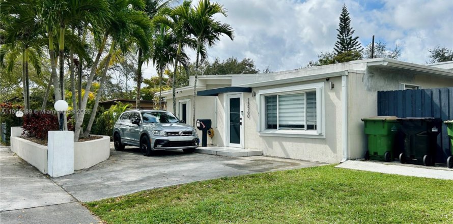 House in North Miami, Florida 4 bedrooms, 169.27 sq.m. № 1956933