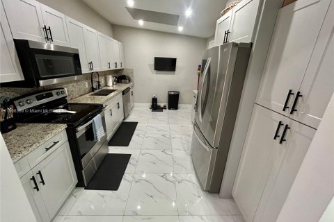 House in North Miami, Florida 4 bedrooms, 169.27 sq.m. № 1956933 - photo 8