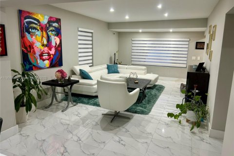 House in North Miami, Florida 4 bedrooms, 169.27 sq.m. № 1956933 - photo 4