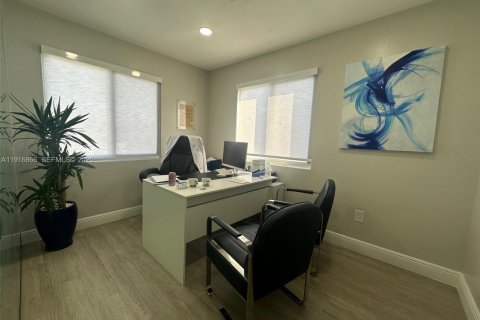 Купить коммерческую недвижимость в Майами, Флорида № 1976575 - фото 12