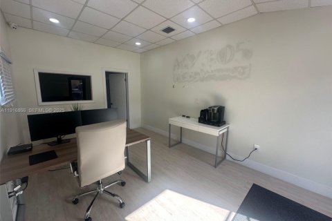 Купить коммерческую недвижимость в Майами, Флорида № 1976575 - фото 21