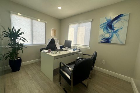 Купить коммерческую недвижимость в Майами, Флорида № 1976575 - фото 11