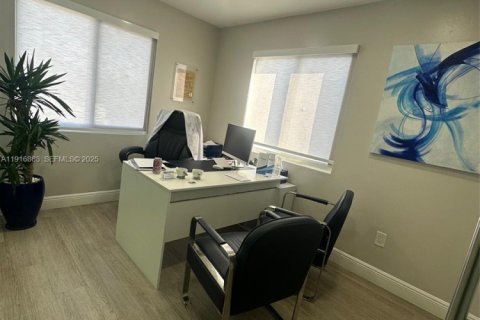 Купить коммерческую недвижимость в Майами, Флорида № 1976575 - фото 13