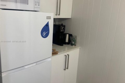 Купить коммерческую недвижимость в Майами, Флорида № 1976575 - фото 16