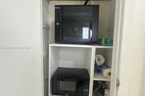 Купить коммерческую недвижимость в Майами, Флорида № 1976575 - фото 25