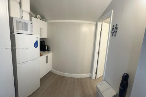 Купить коммерческую недвижимость в Майами, Флорида № 1976575 - фото 17