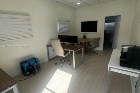 Купить коммерческую недвижимость в Майами, Флорида № 1976575 - фото 20