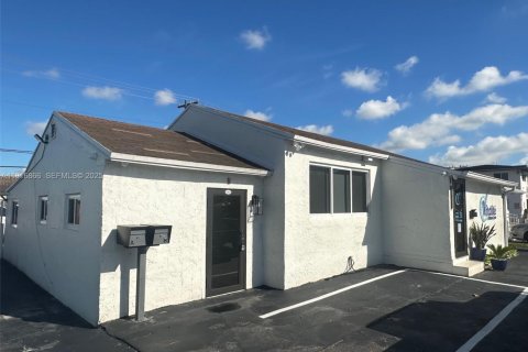 Купить коммерческую недвижимость в Майами, Флорида № 1976575 - фото 2