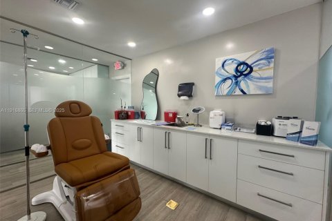 Купить коммерческую недвижимость в Майами, Флорида № 1976575 - фото 10