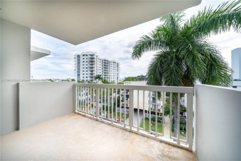 Condo in Miami Beach, Florida, 1 bedroom  № 1956711 - photo 12