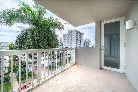 Condo in Miami Beach, Florida, 1 bedroom  № 1956711 - photo 11